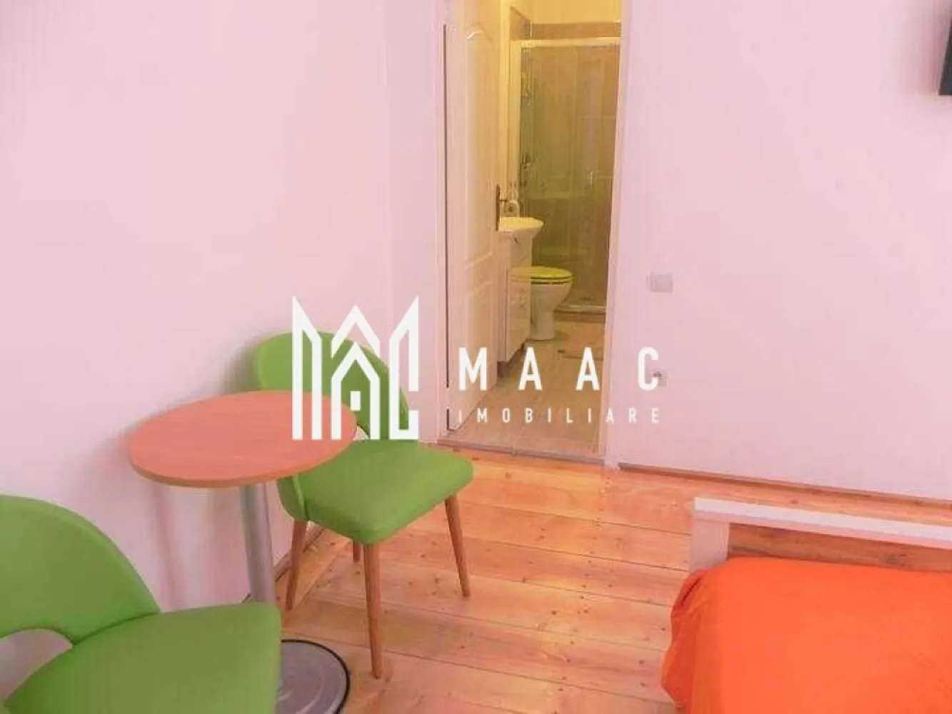 ULTRACENTRAL I INVESTITIE I Apartament 2 Camere I Decomandat - Apartament 2 camere, decomandat, 45 mp, etaj 1/1 – Ultracentral-Mitropoliei Îți prezentăm un apartament mobilat și utilat, cu 2 camere, situat la etajul 1 din 1, într-o curte comună cu doar 3 apartamente, în inima Sibiului – zona Mitropoliei. Este o proprietate cu caracter, ideală atât pentru locuit, cât și pentru investiție. Detalii apartament: Suprafață utilă: 45 mp 2 dormitor2 spațiose Bucătărie separată 2 Bai. Etaj 1/1 Pod renovat, situat deasupra apartamentului Fațadă renovată – imobil cu aspect îngrijit și valoare istorică Se vinde complet mobilat și utilat Apartamentul a funcționat în trecut în regim hotelier (Airbnb/Booking) Avantaje importante: Locație excelentă, în centrul orașului – la câțiva pași de Piața Mare, restaurante, cafenele, muzee, zone pietonale Ideal pentru investiție în regim hotelier sau pentru locuit permanent Curte comună liniștită, cu vecini puțini Acces facil către toate punctele de interes din Sibiu Construcție solidă, cu pod și fațadă recent renovate Disponibil imediat. Pentru detalii suplimentare sau pentru programarea unei vizionări ID : CP2526303 }}