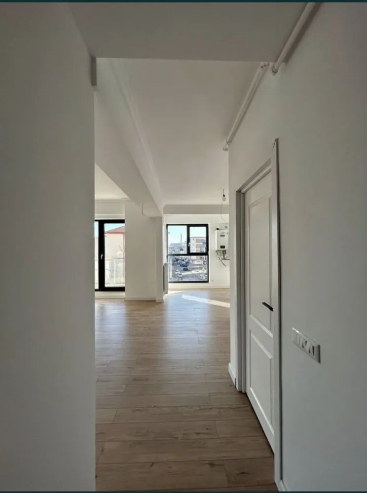 Apartament de vanzare - De vânzare apartament 2 camere, în Complexul Energia Residence Constanța. Este situat la etajul 3 și are o suprafață totală de 70mp + 2 balcoane. Se vinde cu împreună cu locul de parcare suprateran care este inclus în preț.