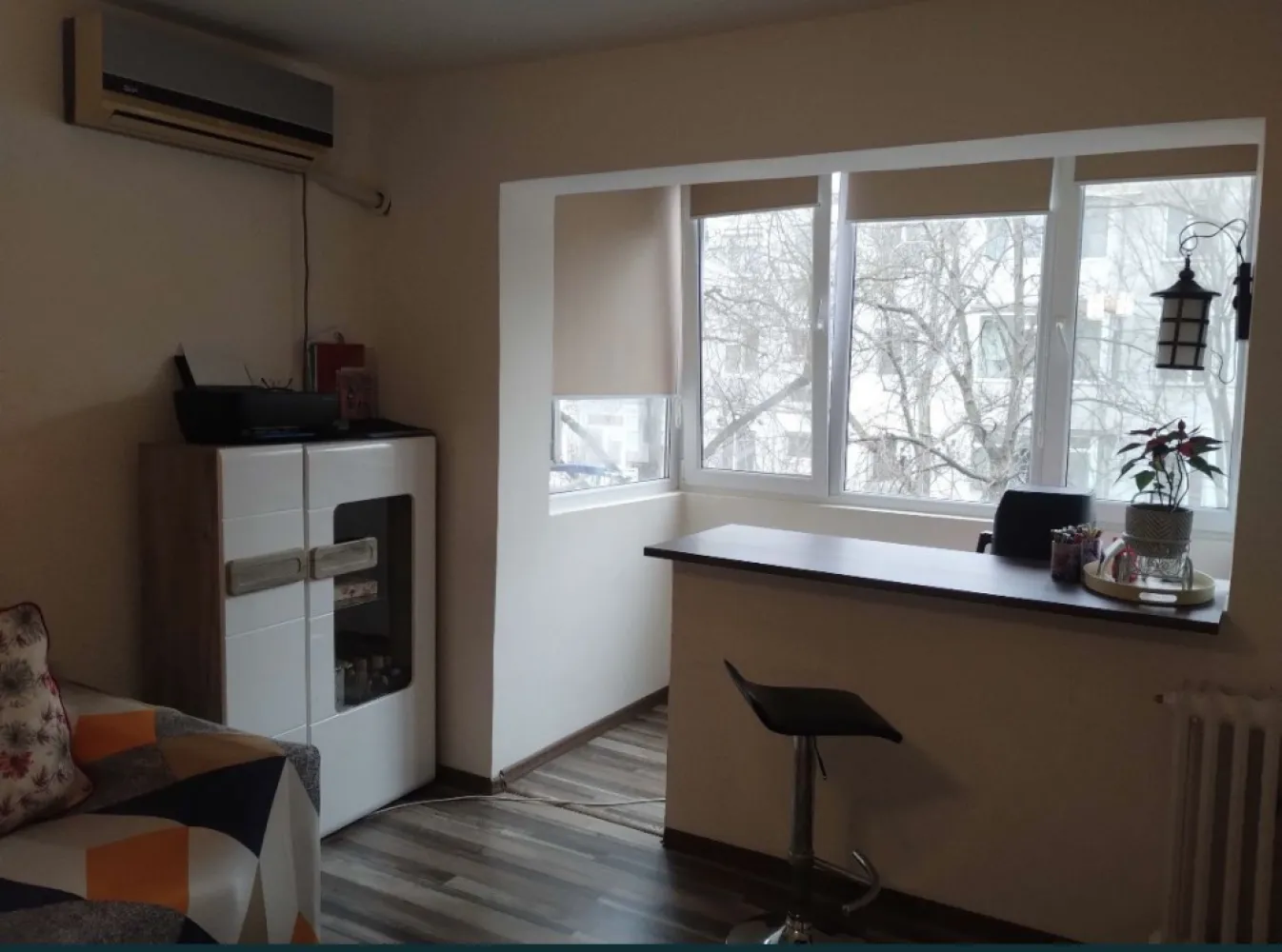 Vand ap 2 cam - Apartament 2 cam.confort 2 sporit semidecomandat, suprafață totală 46, suprafață utilă 39, îmbunătățiri multiple: faianță, parchet,gresie, termopane,aer condiționat,uși,conducta de gaze se afla in casa, plătite pentru 2 focuri(aragaz și centrala), mai lipsește contoarul și se poate branșa la aragaz și apoi la centrala.Apartamentul se vinde nemobilat și prețul este in Euro.Se afla pe Sergent Nicolae Grindeanu , aproape de Spit, piața, școala 33 și 37 plus alte 3 grădinițe.
Proprietar 07******00