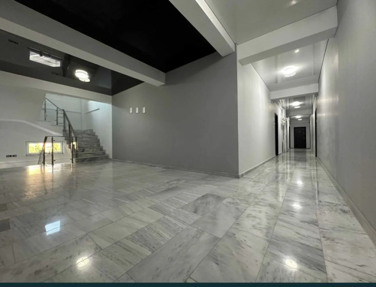 Ap cu 2 camere decomandat de lix - Apartament cu 2 camere decomandat de lux, situat in Cartierul Rezidential Tomis Plus - Ark Residence (an constructie 2021), la etajul 2 din 7 nivele, cu 2 lifturi, in suprafata utila de 56,4 mp, suprafata totala 61,1 mp , cu balcon, fiind dotat cu gresie, faianta, parchet, termopane, centrala pe gaze, rulou exterior electric. Imobilul se vinde complet mobilat, cu mobilier facut la comanda (dressing dormitor si mobila bucatarie), utilat complet - cuptor, plita cu inductie, hota, masina de spalat incorporata, cuptor cu microunde, frigider, aspirator robot.