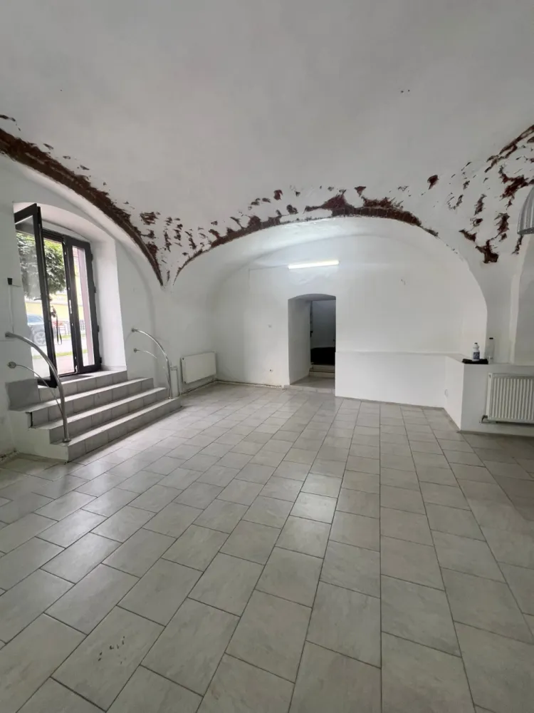 Spațiu comercial ultracentral în Cisnădie - Descopera un spatiu versatil, situat in centrul orasului Cisnadie, perfect pentru diverse activitati comerciale sau de servicii. Caracteristici:Suprafata: 115 mp3 camere + 2 baiCentrala termica proprieUsa si geamuri termopan – eficienta si confortAcces stradal si vitrina generoasaPretabil pentru:MagazineBirouriCramaBar sau cafenea }}