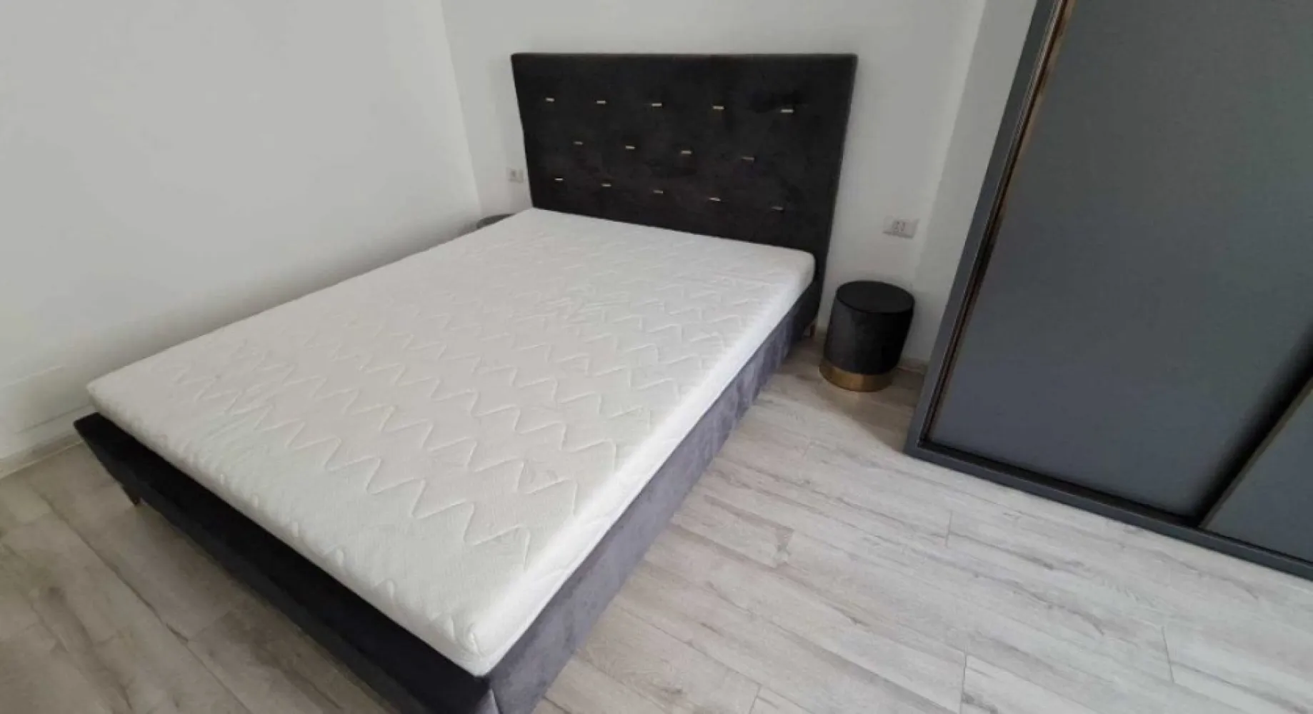 Vand apartament 2 camere - Direct proprietar - Vand apartament in bulevardul Mamaia 385 ,in Solid House Residence - 65 mp UTILI ,2 camere cu bucatarie inchisa ,complet utilat si mobilat ,cetrala proprie ,cu vedere atat spre lac cat si spre mare .Apartamentul este situat la etajul 6 din 8 , nu are colturi exterioare fiind pe mijlocul blocului ,prin urmare vara e racoare iar iarna este cald .