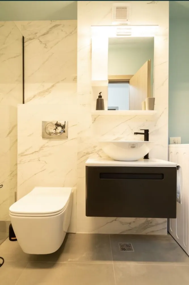 Apartament cu 2 camere de vanzare in Mamaia zona hotel iaki - Va propun spre vânzare un apartamet cu 2 camere in Mamaia zona hotel Iaki etajul 1, amplasat intr-un imobil cu 8 nivele,edificat in anul 2020. Suprafata utila este de 70 mp, interiorul complet utilat și mobilat. Dispune de loc de parcare subteran. Pentru mai multe detalii: Whatsapp 0732041331.