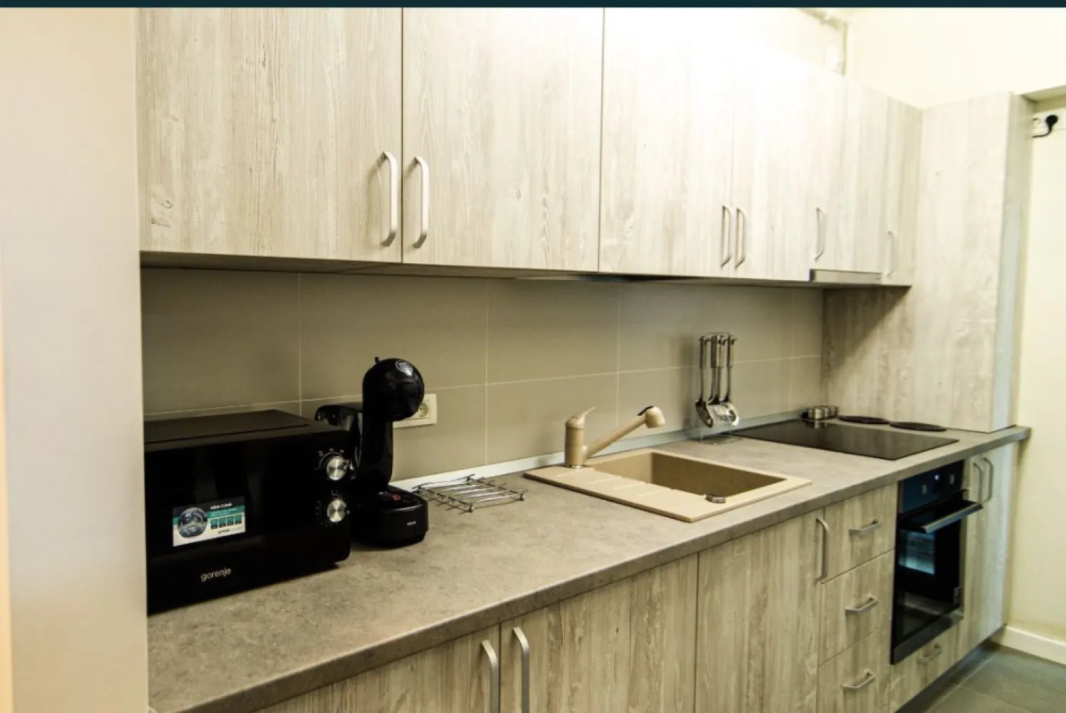 Apartament cu 2 camere de vanzare in Mamaia zona hotel iaki - Va propun spre vânzare un apartamet cu 2 camere in Mamaia zona hotel Iaki etajul 1, amplasat intr-un imobil cu 8 nivele,edificat in anul 2020. Suprafata utila este de 70 mp, interiorul complet utilat și mobilat. Dispune de loc de parcare subteran. Pentru mai multe detalii: Whatsapp 0732041331.