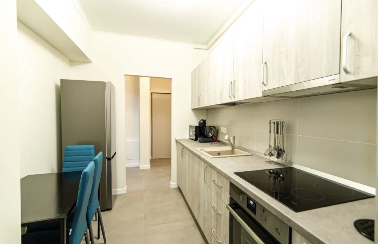Apartament cu 2 camere de vanzare in Mamaia zona hotel iaki - Va propun spre vânzare un apartamet cu 2 camere in Mamaia zona hotel Iaki etajul 1, amplasat intr-un imobil cu 8 nivele,edificat in anul 2020. Suprafata utila este de 70 mp, interiorul complet utilat și mobilat. Dispune de loc de parcare subteran. Pentru mai multe detalii: Whatsapp 0732041331.