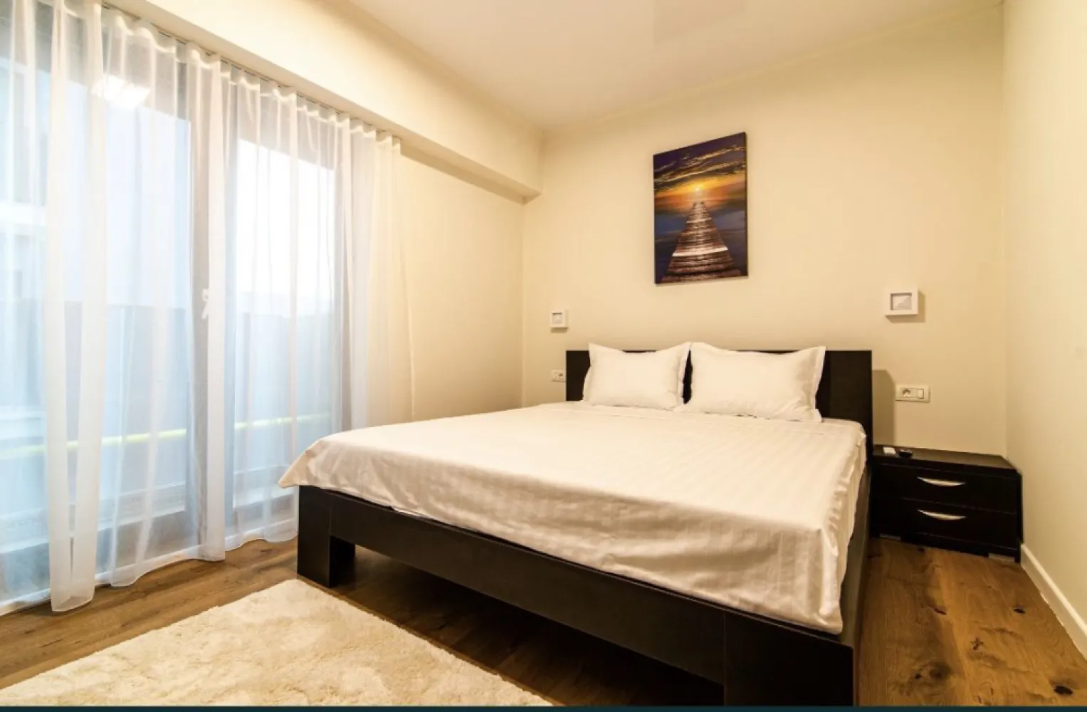 Apartament cu 2 camere de vanzare in Mamaia zona hotel iaki - Va propun spre vânzare un apartamet cu 2 camere in Mamaia zona hotel Iaki etajul 1, amplasat intr-un imobil cu 8 nivele,edificat in anul 2020. Suprafata utila este de 70 mp, interiorul complet utilat și mobilat. Dispune de loc de parcare subteran. Pentru mai multe detalii: Whatsapp 0732041331.