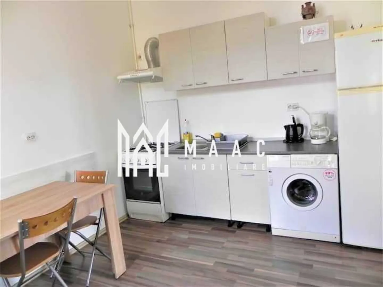 INVESTITIE I Apartament 2 camere I Etaj 1 I Central - Apartament 60 mp, compartimentat în 2 garsoniere – Central, Sibiu | Ideal pentru regim hotelier O oportunitate excelentă în zona centrală a Sibiului: apartament cu 60 mp utili, situat la etajul 1 din 1, compartimentat eficient în două garsoniere independente – soluție ideală pentru investiție în regim hotelier sau închiriere pe termen scurt. Detalii proprietate: Suprafață utilă: 60 mp 2 garsoniere separate. Fiecare garsonieră dispune de: cameră de zi / dormitor baie proprie chicinetă Etaj 1/1 într-o clădire cu fațadă renovată Acces prin curte comună Pod renovat – izolație termică bună și spațiu suplimentar Se vinde mobilat și utilat complet, gata pentru închiriere imediată Avantaje: Locație centrală, la doar câteva minute de Piața Mare și obiectivele turistice Compartimentare practică pentru Airbnb sau închiriere dublă Zonă liniștită, dar ușor accesibilă pentru turiști Investiție ideală în centrul orașului Clădire întreținută, cu elemente de arhitectură specifică zonei istorice Pentru detalii sau programarea unei vizionări: ID: CP2526301 }}