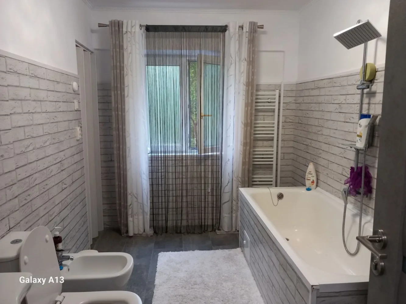 BRASADAS vinde apt. 2 cam RENOVAT 78mp utili etajul 1 în Micro 17. - Agenția Imobiliara BRASADAS vinde apartament RENOVAT, MOBILAT si UTILAT cu 2 camere DECOMANDATE situat la etajul 1 în Micro 17. Apartamentul este renovat din apartament cu 3 camere si are beci in suprafata de 55mp înscris în C.F. Pentru mai multe oferte accesați www.ageuropa.ro