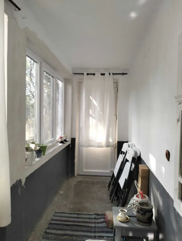 Casa 81mp, teren 81 ari, anexe, pomărie tânără de meri de vânzare - Casa, teren, anexe și pomărie tânără (de meri, diverse sortimente) cu posibilitate de afacere - de vânzare în Valea Vinului Satu Mare.

*Casa de 81 de mp, cu 3 camere, hol și cămară în curs de renovare. Casa este echipata cu geamuri termopan,plase de țânțari şi uşi din termopan noi. 
Sobe cu plita în fiecare camera. Frigidere, congelatoare, rafturi. Sufrageria, holurile şi cămara sunt renovate, celelalte 2 camere necesita renovare.

*Anexe :şură, lemnarie, porumbar, cuptor cu vatră

*Teren de 81 de arii în totalitate imprejmuit cu gard din sarma. Proprietatea are 2 cãi de acces.

*Pomărie cu 350 de meri tineri cu diferite soiuri de meri (cu posibilitate de afacere) - suc de mere, oțet de mere, palinca de mere etc.

Pe teren se mai afla și peri, pruni, gutui, nuci, vişini, cireși, struguri de diferite soiuri.

*Facilităţi :internet, curent electric, hidrofor, sistem de irigare pentru gradina de legume, strada este recent asfaltata. Apa şi canalizarea se afla la strada, gazul va fi introdus în curând în sat.Casa și terenul sunt supravegheate audio/video.
Pentru mai multe informații, poze, filmulețe video nu ezitați sa salvați numărul meu de telefon :0031682877432 pe WhatsApp.