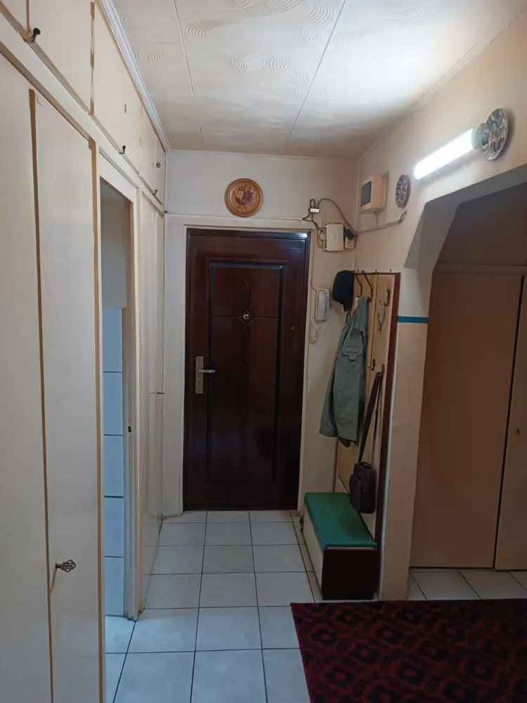 Apartament 3 camere - De vânzare ap. 3 cam. decomandat la et. 2 in micro 16 pe strada Sănătății. Este compus din 2 dormitoare un living, baie, bucătari, 3 dabarauri, balcon deschis, cu prelată parasolar și o boxă in beciul tehnic. Ușa metalică de siguranță. Centrală relativ nouă ( 2 ani) încă în garanție. Apartamentul necesită renovare. In apropiere grădinițe, și școlă vizibilă chiar din geamul bucătăriei. La o distanță, pe jos de 10-15 min., mall, hiper și super market cât și centrul orașului.