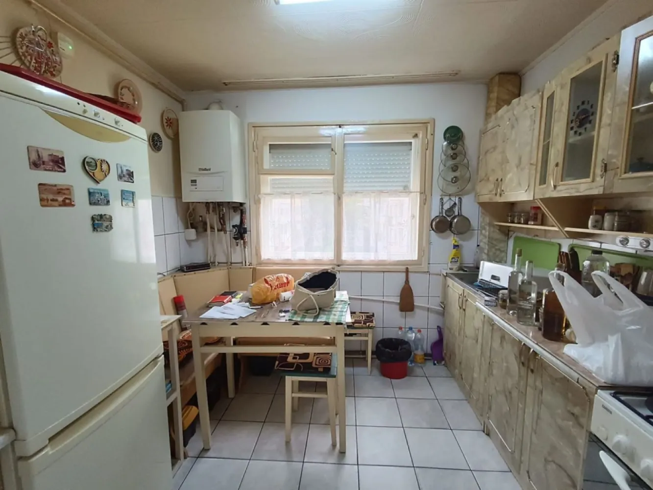 Apartament 3 camere - De vânzare ap. 3 cam. decomandat la et. 2 in micro 16 pe strada Sănătății. Este compus din 2 dormitoare un living, baie, bucătari, 3 dabarauri, balcon deschis, cu prelată parasolar și o boxă in beciul tehnic. Ușa metalică de siguranță. Centrală relativ nouă ( 2 ani) încă în garanție. Apartamentul necesită renovare. In apropiere grădinițe, și școlă vizibilă chiar din geamul bucătăriei. La o distanță, pe jos de 10-15 min., mall, hiper și super market cât și centrul orașului.