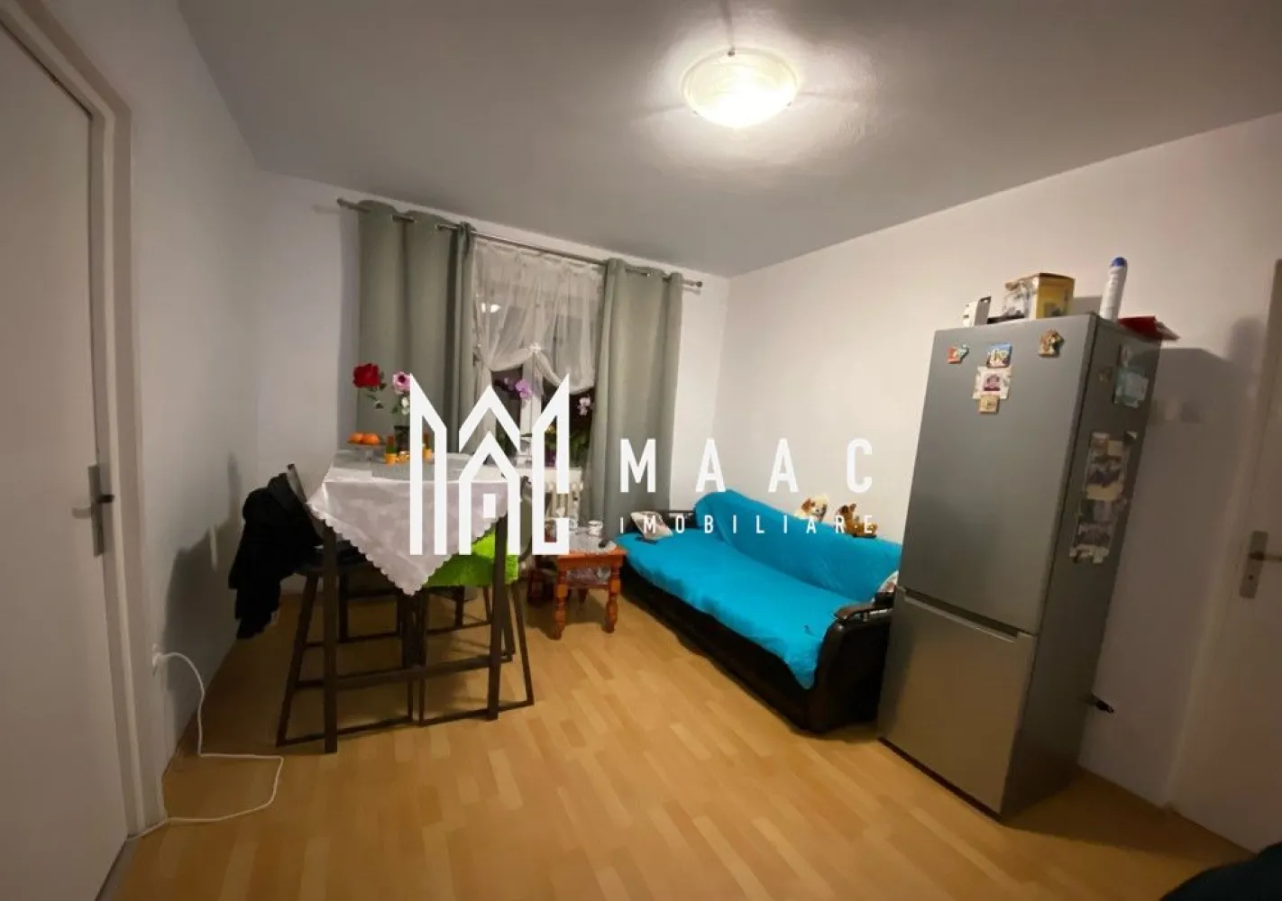 Apartament 2 camere | 38 mp | Ciresica - MAAC Imobiliare va prezinta un apartament cu 2 camere nedecomandat cu suprafata utila de 38 mp in zona Ciresica. Apartamentul este compus din bucatarie separata, living, dormitor, hol, baie si debara + boxa in pod. Locuinta se preda complet mobilata si utilata, dupa cum se vede imagini si poate fi folosita pentru locuit sau investitie. Apartamentul este la ultimul etaj al unui imobil cu 4 etaje. Este liber de sarcini si se poate achizitiona atat prin surse proprii cat si prin credit ipotecar. Imobilul este situat in imediata apropiere a magazinelor, farmaciilor, parcurilor, scoliilor si a mijloacelor de transport in comun. Pentru mai multe detalii, precizati telefonic ca ati vizionat anuntul cu ID: CP2525419 }}