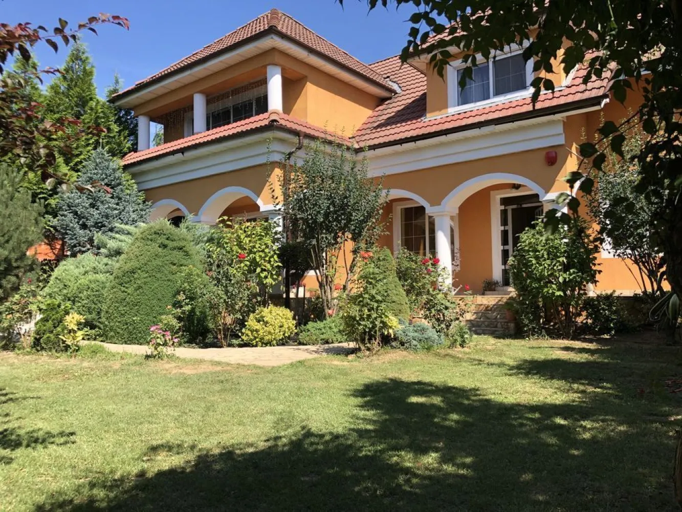 Casa Păuleștiului ocazie - Casa este situata intr-o zona deosebit de frumoasa cu multa verdeata , in paulesti vizavi de hotel Melody . Este S+P+mansarda, are 165 m amprenta la sol si 230m utili, pe un teren de 700 mp 
 
DESCRIERE 
Structura imobilului este împărțită astfel:
- Demisolul cuprinde: 1 încăpere mare(beci 30 mp) 
- Parterul cuprinde: 1 Bucătărie ,un living mare ,1 baie,1 camera,1 garaj cu baie terasa
- Mansarda: 3 dormitoare cu balcon, 2 bai, ieșire pe un balcon exterior.
- Pod: spații amenajate de depozitare.

Anexele imobilului se compun din:

- 1 anexă – magazie tehnică pentru scule și unelte, în suprafață de 3 mp.
- Foișor exterior acoperit, pentru luat masa afară.
- Cuptor + grătar exterior. 

Dotări suplimentare:
-parchet din lemn masiv în dormitoare și living, scări și balustrade din lemn masiv 
-instalație de climatizare
-perdele și draperi deosebite și candelabre în toată casa același model 
- Teren aferent în suprafața totală de 700 mp, complet împrejmuit cu garduri și mulți copaci.
- Poartă de acces cu acționare electrică prin radiofrecvență.
- Sistem de supraveghere video (zi+noapte) cu 12 camere exterioare.
- Sistem de încălzire cu calorifere, centrală pe gaz tip imergas noua