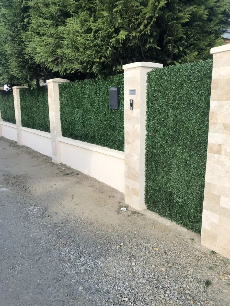Casa Păuleștiului ocazie - Casa este situata intr-o zona deosebit de frumoasa cu multa verdeata , in paulesti vizavi de hotel Melody . Este S+P+mansarda, are 165 m amprenta la sol si 230m utili, pe un teren de 700 mp 
 
DESCRIERE 
Structura imobilului este împărțită astfel:
- Demisolul cuprinde: 1 încăpere mare(beci 30 mp) 
- Parterul cuprinde: 1 Bucătărie ,un living mare ,1 baie,1 camera,1 garaj cu baie terasa
- Mansarda: 3 dormitoare cu balcon, 2 bai, ieșire pe un balcon exterior.
- Pod: spații amenajate de depozitare.

Anexele imobilului se compun din:

- 1 anexă – magazie tehnică pentru scule și unelte, în suprafață de 3 mp.
- Foișor exterior acoperit, pentru luat masa afară.
- Cuptor + grătar exterior. 

Dotări suplimentare:
-parchet din lemn masiv în dormitoare și living, scări și balustrade din lemn masiv 
-instalație de climatizare
-perdele și draperi deosebite și candelabre în toată casa același model 
- Teren aferent în suprafața totală de 700 mp, complet împrejmuit cu garduri și mulți copaci.
- Poartă de acces cu acționare electrică prin radiofrecvență.
- Sistem de supraveghere video (zi+noapte) cu 12 camere exterioare.
- Sistem de încălzire cu calorifere, centrală pe gaz tip imergas noua