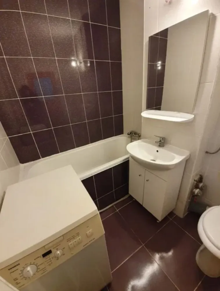 Ap. 2 cam. 65 mp de inchiriat, Et. 8 Dristor 1 min.-metrou - Agentia Europa doreste sa va puna la dispozitie un superb apartament de 2 camere cu o suprafata de 65 mp , intr-o constructie de 10 etaje fiind situat la etajul 8 . 
Apartamentul este decomandat , utilat si mobilat complet , spatios, curat, avand ca dotari si dresing, masina de spalat ,frigider, aer conditionat . 
Scară supravegheata video, Bloc contorizat cu contoare inteligente.
Acces facil atat la toate mijloacele de transport cat si la Mall Vitan, Mall Park-Lake, farmacia Tei, Dristor Kebab.
Va asteptam la vizionari .