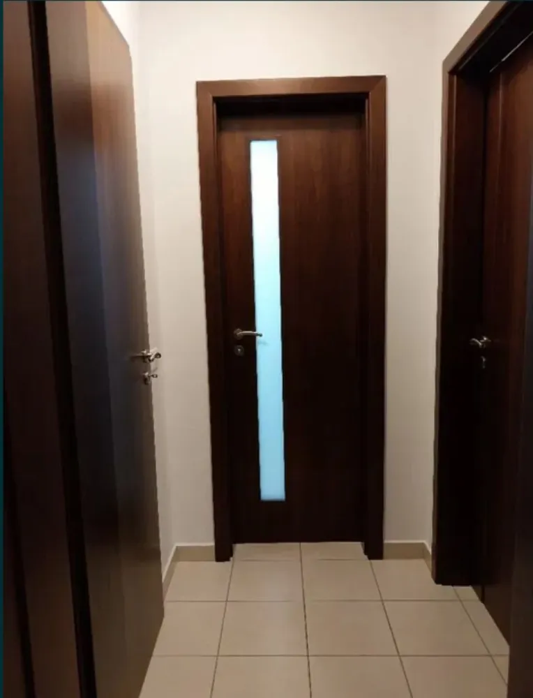 Ap. 2 cam. de inchiriat 48mp Et. 3/8 Zona 1 Mai- Domenii - Agentia Europa inchiriaza apartament de 2 camere, semidecomandat, 48mp, la etajul 3 din 8, aflat pe Bulevardul Ion Mihalache nr. 327 , intre Piata Domenii si Piata 1 Mai. Bloc reabilitat termic. Apartamentul este al unui prieten eu il ajut sa-l inchirieze. Comision 0%.
Pret: 650€/ luna
Apartamentul dispune de finisaje moderne, se inchiriaza complet mobilat și utilat ( mobila a fost realizata la comanda ) si are următoarele dotări:
•⁠ ⁠bucătărie: frigider, mașină de spălat vase, cuptor electric, plită pe gaz, hotă;
•⁠ ⁠living: TV Samsung, aer condiționat Gree, canapea extensibilă, masă birou lemn masiv&scaun birou, dressing spatios;
•⁠ ⁠dormitor: pat Mobexpert, comoda, mini dressing.
•⁠ ⁠balcon inchis ( cu acces din living);
•⁠ ⁠alte specificatii: mașină de spălat rufe
Datorită vederii spre zona de case din spatele blocului, apartamentul este ferit de zgomotul traficului de pe bulevard, este foarte luminos și călduros.
Imobilul este situat intr-o zona cu foarte multe facilitati( magazine Mega Image&Lidl, parcuri de copii, restaurante, scoli, grădinițe,etc.)
De asemenea, accesul către toate mijloacele de transport in comun este foarte usor: tramvai, RATB, metrou 1 Mai la 5-7minute de mers pe jos.