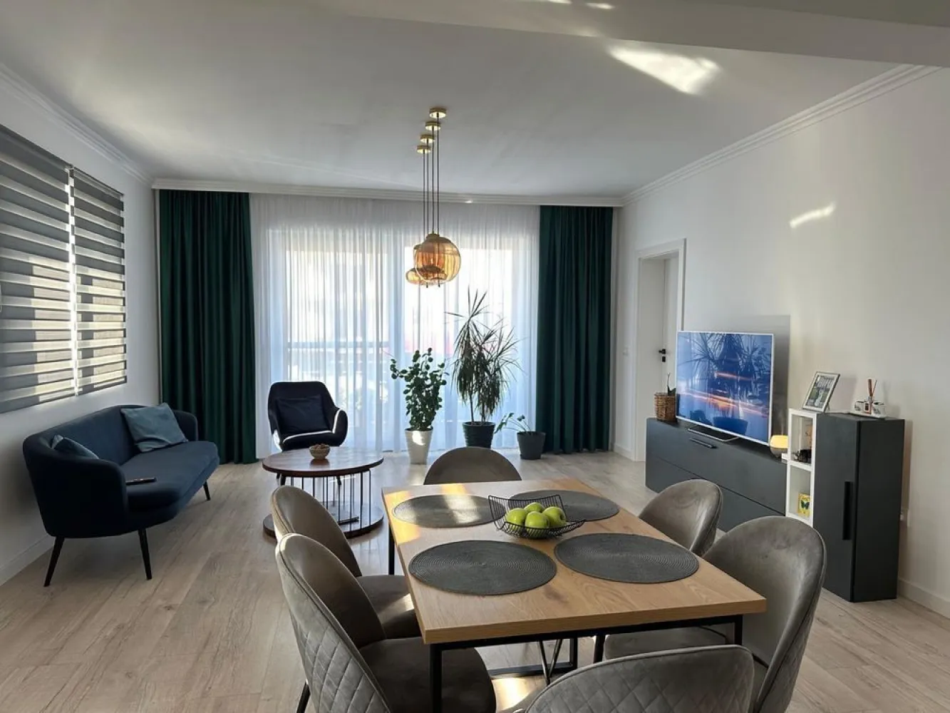 Vând apartament cu trei camere - De vânzare apartament cu 3 camere situat într-un complex rezidențial nou finalizat in 2021. Blocul este situat pe strada Floare de colț și dispune de cinci apartamente.

Această proprietate beneficiază de o compartimentare decomandată, ceea ce înseamnă că spațiile de locuit sunt separate și oferă o intimitate crescută.
Cu un design modern și luxos, acest apartament se remarcă prin atenția la detalii și utilizarea de materiale premium. Finisajele de calitate conferă un aspect sofisticat și elegant, creând un ambient primitor și plin de rafinament în fiecare colț al apartamentului. 
Suprafața generoasă a living-ului oferă un mediu prietenos pentru relaxare și socializare. 
Această proprietate include o terasă prietenoasă și un loc de parcare.
Apartamentul este compartimentat astfel:
2 dormitoare, living open space cu bucătăria și o baie generoasă.

Pentru mai multe detalii vă aștept în privat.