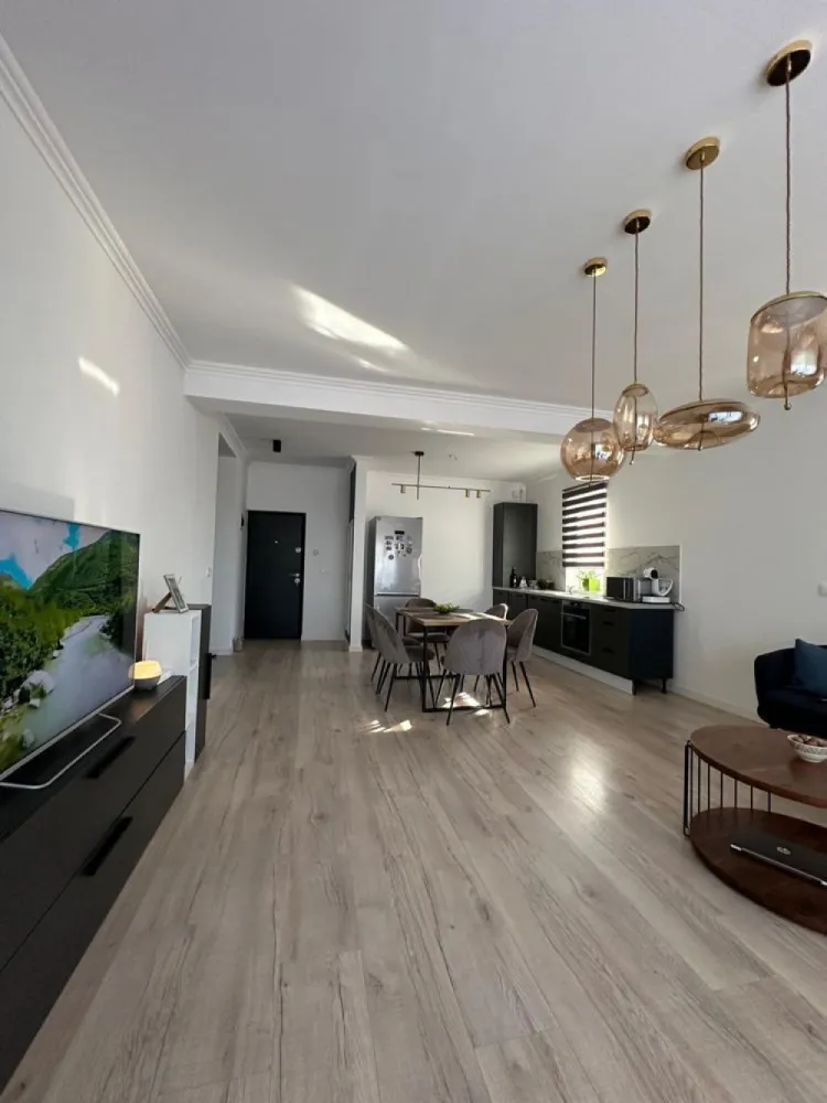 Vând apartament cu trei camere - De vânzare apartament cu 3 camere situat într-un complex rezidențial nou finalizat in 2021. Blocul este situat pe strada Floare de colț și dispune de cinci apartamente.

Această proprietate beneficiază de o compartimentare decomandată, ceea ce înseamnă că spațiile de locuit sunt separate și oferă o intimitate crescută.
Cu un design modern și luxos, acest apartament se remarcă prin atenția la detalii și utilizarea de materiale premium. Finisajele de calitate conferă un aspect sofisticat și elegant, creând un ambient primitor și plin de rafinament în fiecare colț al apartamentului. 
Suprafața generoasă a living-ului oferă un mediu prietenos pentru relaxare și socializare. 
Această proprietate include o terasă prietenoasă și un loc de parcare.
Apartamentul este compartimentat astfel:
2 dormitoare, living open space cu bucătăria și o baie generoasă.

Pentru mai multe detalii vă aștept în privat.