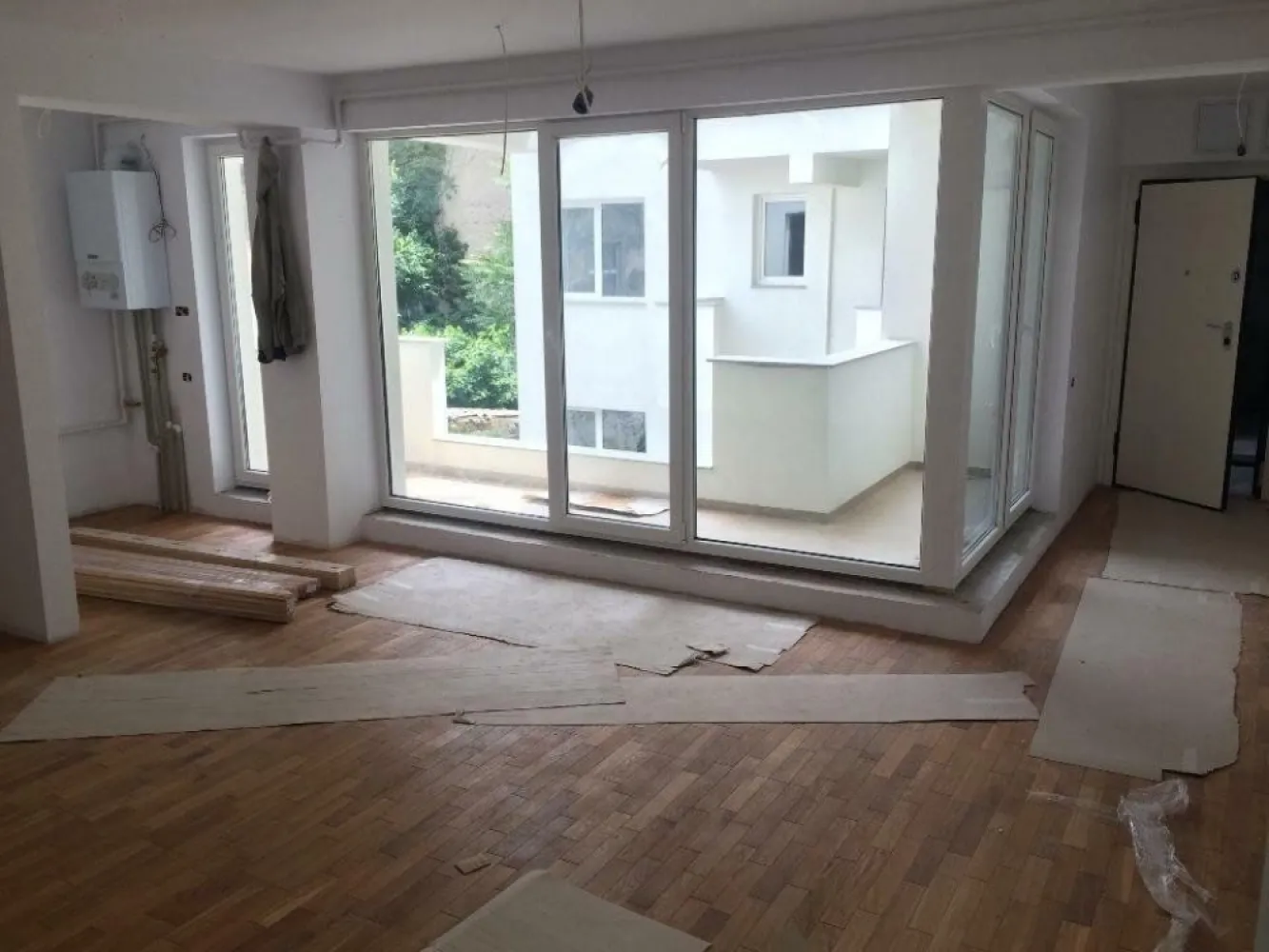 Bd Unirii Fantani, parcare subterana, sufragerie vitrata in totalitate - Cel mai vitrat apartament scos la vanzare.

Sufrageria vitrata de sus pana jos, vedere spre terasa si curte cu gradina interioara.
Terasa 9 mp. 

Suprafata construita 82 mp. Suprafata utila 67 mp.

2 bai, 2 camere, parchet lux din lemn masiv de nuc natural ( 500 eur/ mp ), incalizare in pardoseala, centrala electrica.

Aparate de aer conditionat smart home.

Utilat si mobilat.

Imobil cochet cu 12 apartamente, finalizat in anul 2017, Justitiei 58-60.

Et 1 din 2. Lift ce coboara din parcarea subterana in fata usii de acces in apartament. 

Vecini deosebiti.

Loc de parcare masiv in parcarea subterana. 

Apartament inchiriat incepand cu anul 2021, perioada nedeterminata, chirie achitata de Ministerul Justitiei.

Pentru mai multe oferte accesați www.ageuropa.ro