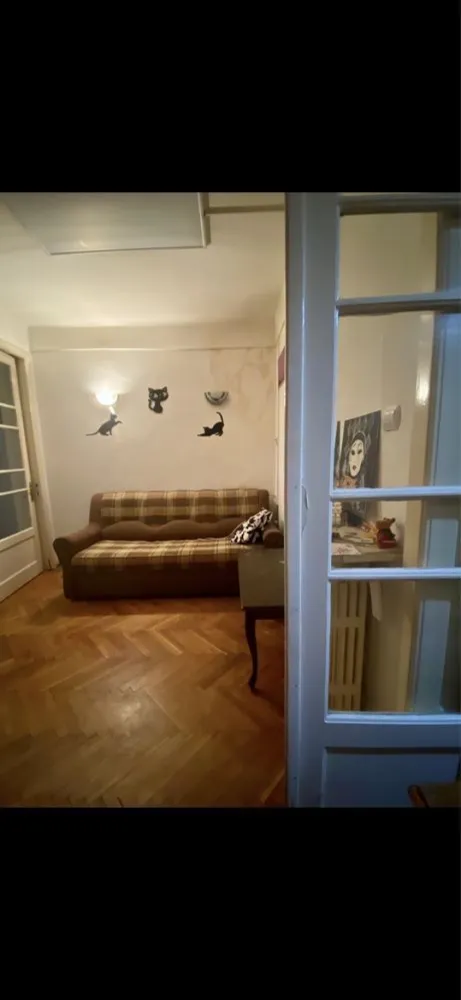 Apartament 2 camere Unirii - Apartament cu 2 camere, etaj 1 din 5, suprafata 45 mp utili, cu vedere la fantanile arteziene si la 2 minute de statia de metrou si la 5 minute de magazinul Unirii.
