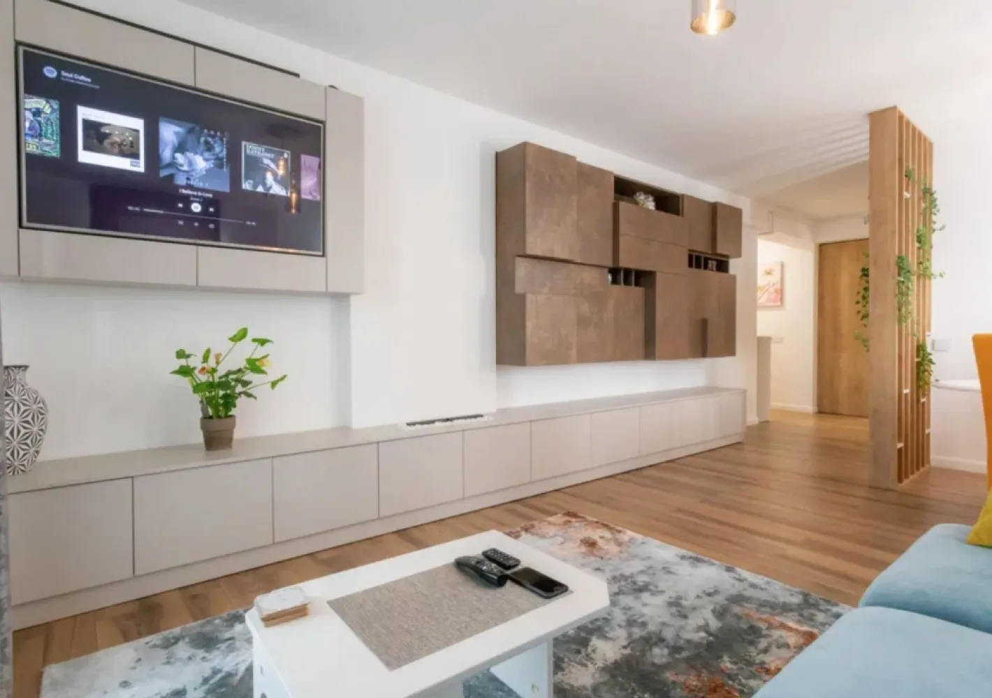 Ap. 3 cam. 87 mp de inchiriat + parcare subterana Mihai Bravu - Agentia Europa inchiriaza un apartament cu 3 camere, complet mobilat și utilat, cu o suprafață generoasă de 87 mp, fiind la prima inchiriere.
Apartamentul se afla intr-un bloc nou, la 2 minute distanta de Metrou Mihai Bravu, oferă un living spațios, două dormitoare confortabile, doua bai și o bucătărie modernă complet echipată. Dispune de centrala proprie, masina de spalat, masina de spalat vase, TV, AC si toate celelalte electrocasnice necesare. Aditional, dispune de 2 balcoane, unul fiind inchis si un loc de parcare in subteran.