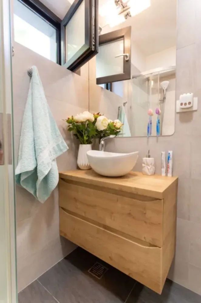 Ap. 3 cam. 87 mp de inchiriat + parcare subterana Mihai Bravu - Agentia Europa inchiriaza un apartament cu 3 camere, complet mobilat și utilat, cu o suprafață generoasă de 87 mp, fiind la prima inchiriere.
Apartamentul se afla intr-un bloc nou, la 2 minute distanta de Metrou Mihai Bravu, oferă un living spațios, două dormitoare confortabile, doua bai și o bucătărie modernă complet echipată. Dispune de centrala proprie, masina de spalat, masina de spalat vase, TV, AC si toate celelalte electrocasnice necesare. Aditional, dispune de 2 balcoane, unul fiind inchis si un loc de parcare in subteran.