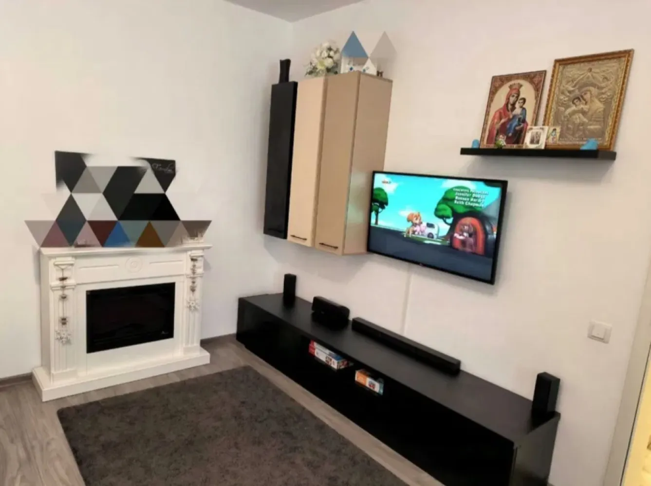 Ap. 2 cam. 59 mp de inchiriat Bloc nou Popesti La strada - Agentia Europa inchiriaza un apartament 2 camere cu o suprafata de 59 mp situat în Popești Leordeni, lângă Complex "La Strada", la maxim 10 minute de mers pe jos până la metrou Dimitrie Leonida. 
Apartamentul are 59 mp și este complet mobilat și utilat. 
Are aer condiționat și centrală proprie. 
Loc de joaca pentru copii în complex, la care accesul se face cu cartelă, doar de către locuitorii din complex. Camere de supraveghere în jurul blocului iar accesul în complex se face pe bază de cartelă-barieră. 
Se solicită o luna avans și una garanție. 
Se închiriaza doar pe termen lung.