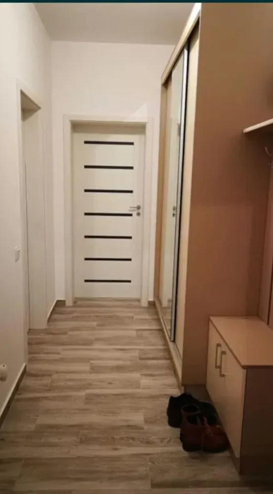 Ap. 2 cam. 59 mp de inchiriat Bloc nou Popesti La strada - Agentia Europa inchiriaza un apartament 2 camere cu o suprafata de 59 mp situat în Popești Leordeni, lângă Complex "La Strada", la maxim 10 minute de mers pe jos până la metrou Dimitrie Leonida. 
Apartamentul are 59 mp și este complet mobilat și utilat. 
Are aer condiționat și centrală proprie. 
Loc de joaca pentru copii în complex, la care accesul se face cu cartelă, doar de către locuitorii din complex. Camere de supraveghere în jurul blocului iar accesul în complex se face pe bază de cartelă-barieră. 
Se solicită o luna avans și una garanție. 
Se închiriaza doar pe termen lung.