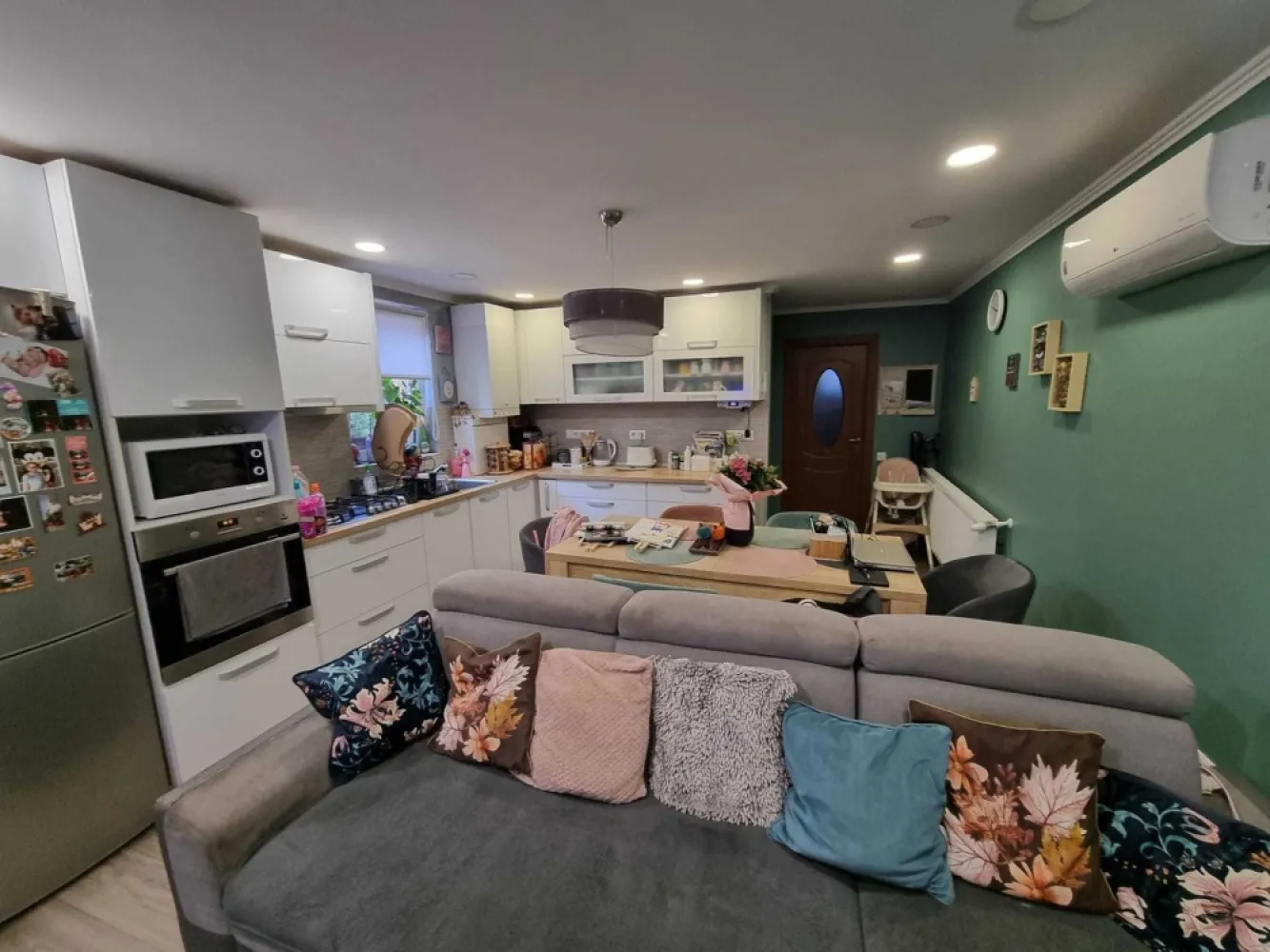 BRASADAS vinde casa in zona Titulescu. - Agenția imobiliara BRASADAS vinde casa zona Titulescu cu curte comuna (se poate desparti cu gard) casa este compusa din doua camere , hol , living mare open space cu bucutarie , cămară , baie, total 100mp , renovat total in 2018 , la cerere pot sa trimit mai multe poze . 
- toate utilitatile , Curent , Gaz , apa , canal , RDS
-Geamuri termopan , exterior - interior izolat , centrala viesmann