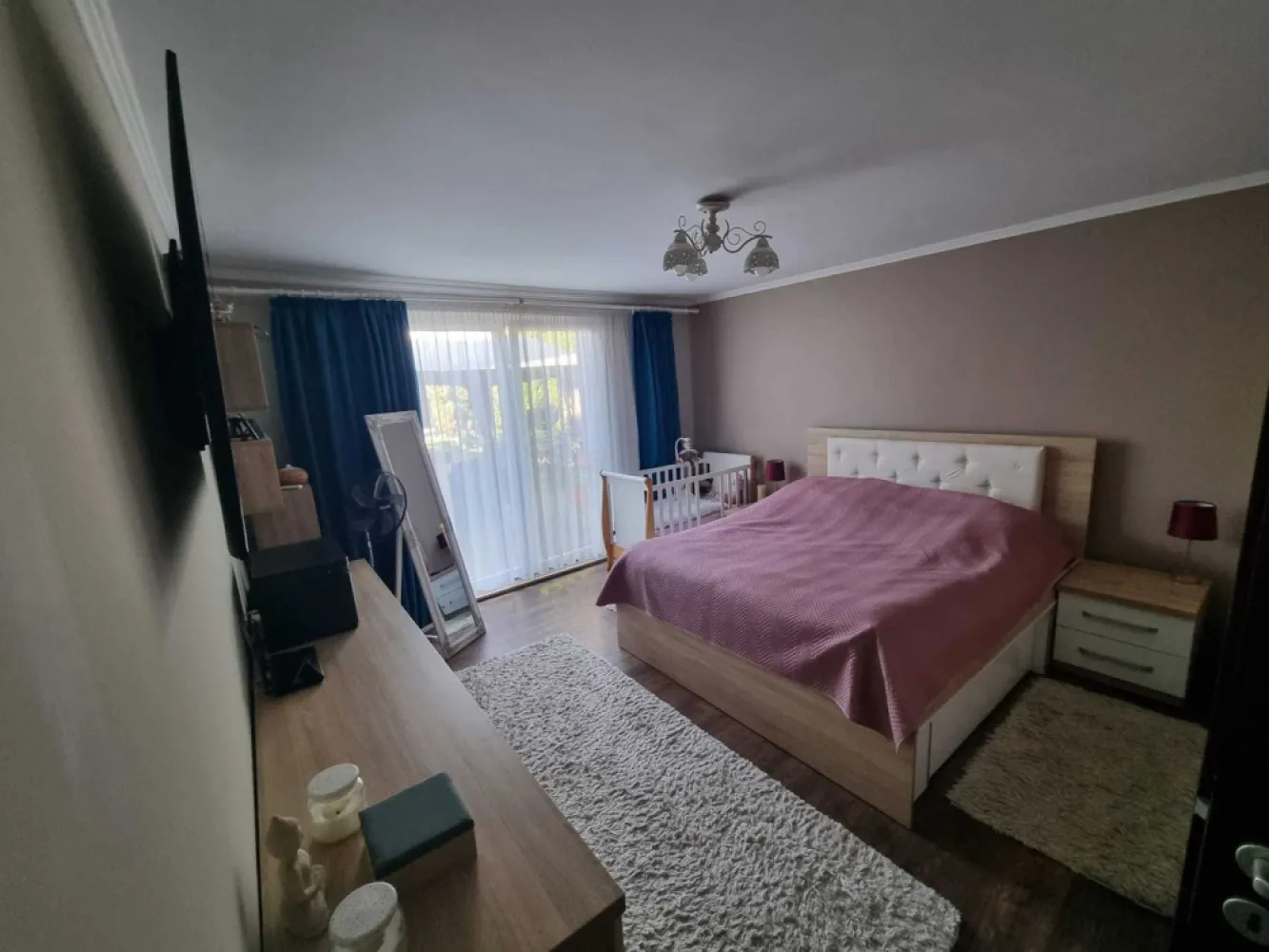 BRASADAS vinde casa in zona Titulescu. - Agenția imobiliara BRASADAS vinde casa zona Titulescu cu curte comuna (se poate desparti cu gard) casa este compusa din doua camere , hol , living mare open space cu bucutarie , cămară , baie, total 100mp , renovat total in 2018 , la cerere pot sa trimit mai multe poze . 
- toate utilitatile , Curent , Gaz , apa , canal , RDS
-Geamuri termopan , exterior - interior izolat , centrala viesmann