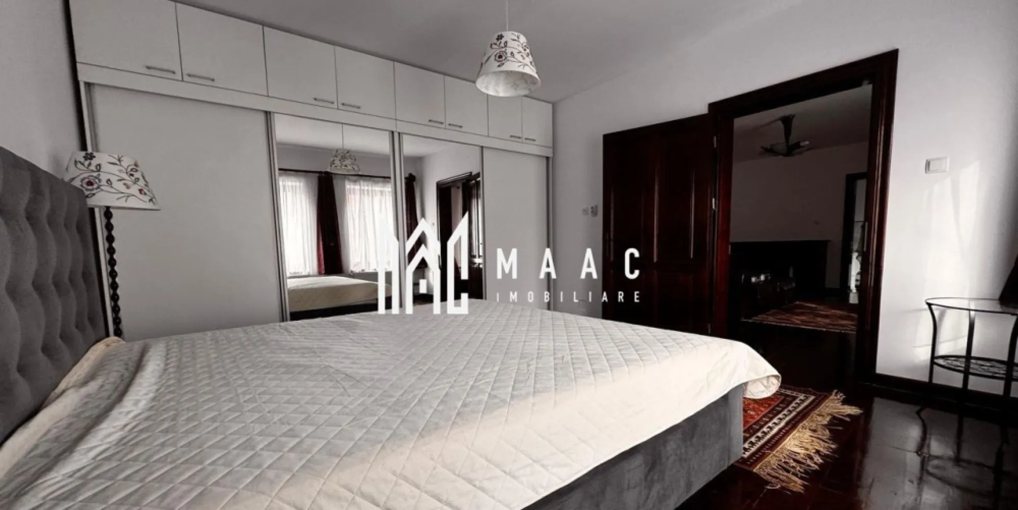 Apartament 3 camere I 90 mpu I 2 Nivele I Zona centrala - MAAC Imobiliare va propune spre vanzare un apartament cu 3 camere, situat in zona ultracentrala a Sibiului, pe 2 niveluri (parter + etaj 1) intr-un imobil tip casa, cu regimul de inaltime P+2E, anul constructiei 1890, pe structura din caramida si beton, consolidat si renovat complet. Apartamentul se afla la 5 minute de mers pe jos de Podul Minciunilor, Piata Mica si Piata Mare si de celalalte obiective majore turistice ale Sibiului. Incalzirea se face prin centrala pe gaz, Viesmann, si are geamuri termopan. La parter se afla bucataria din lemn masiv, complet utilata (cuptor electric, plita pe gaz, hota, masina de spalat vase, frigider cu congelator), zona de dining si baia, cu masina de spalat cu uscator. La etaj se afla zona de living si cele 2 dormitoare. Apartamentul este in stare exceptionala, cu podele, usi, mobilier si scara interioara din lemn masiv si placari cu travertin. Ambele domitoare sunt mobilate. Locuinta este gata pentru a primi viitorii proprietari si se preteaza, avand in vedere zona exceptionala in care se afla, pentru a fi folosit in regim hotelier. Locatia se vinde mobilata si dispune de cota parte din pivnita, 3 dependinte de depozitare, cota parte din curte si pod. Pentru mai multe detalii specificati telefonic ca ati vazut anuntul cu ID:CP2524997. }}