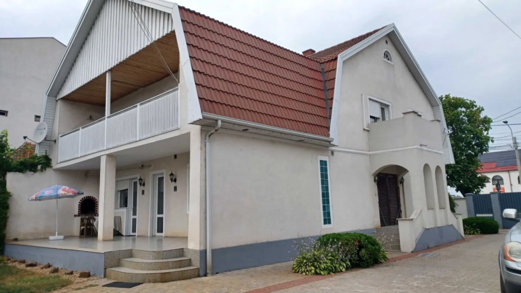BRASADAS vinde casa in zona Careiului. - Agenția imobiliara BRASADAS vinde casa in zona Careiului. 

Cladirea nr.1
Str.Carei Nr.106
Constructie deosebita an 2000
4 dormitoare 
2 bai
2 balcoane 
1 bucatarie 
1 camera de zi
1 camera primire oaspeti
1 loc de luat masa
1 terasa 
1 spalatorie
1 debara pentru alimente
1 sauna
1 Centrala pe gaz
260m2

Cladirea nr.2
3 camere
1 bucatarie 
1 baie
1 centrala pe gaz
1 terasa
60 m2
1 garaj

Teren aferent 2000m2
Pomi fructiferi 60buc.

Www.brasadas.com.