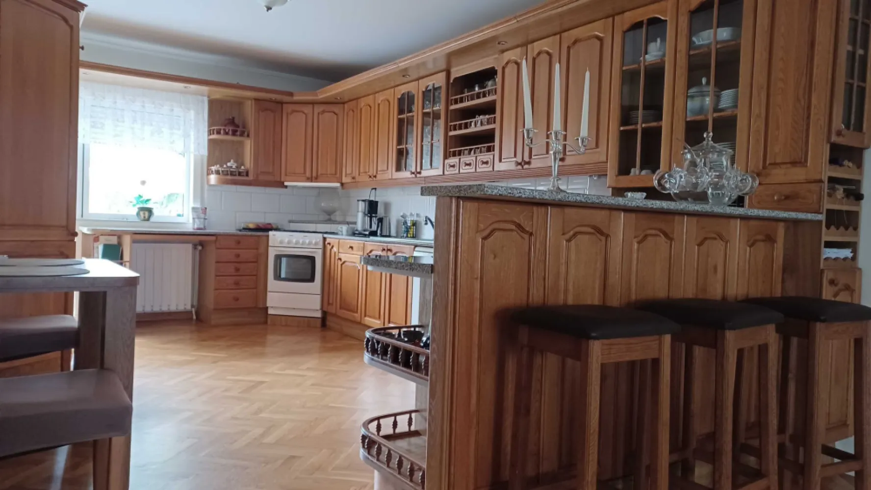 BRASADAS vinde casa in zona Careiului. - Agenția imobiliara BRASADAS vinde casa in zona Careiului. 

Cladirea nr.1
Str.Carei Nr.106
Constructie deosebita an 2000
4 dormitoare 
2 bai
2 balcoane 
1 bucatarie 
1 camera de zi
1 camera primire oaspeti
1 loc de luat masa
1 terasa 
1 spalatorie
1 debara pentru alimente
1 sauna
1 Centrala pe gaz
260m2

Cladirea nr.2
3 camere
1 bucatarie 
1 baie
1 centrala pe gaz
1 terasa
60 m2
1 garaj

Teren aferent 2000m2
Pomi fructiferi 60buc.

Www.brasadas.com.
