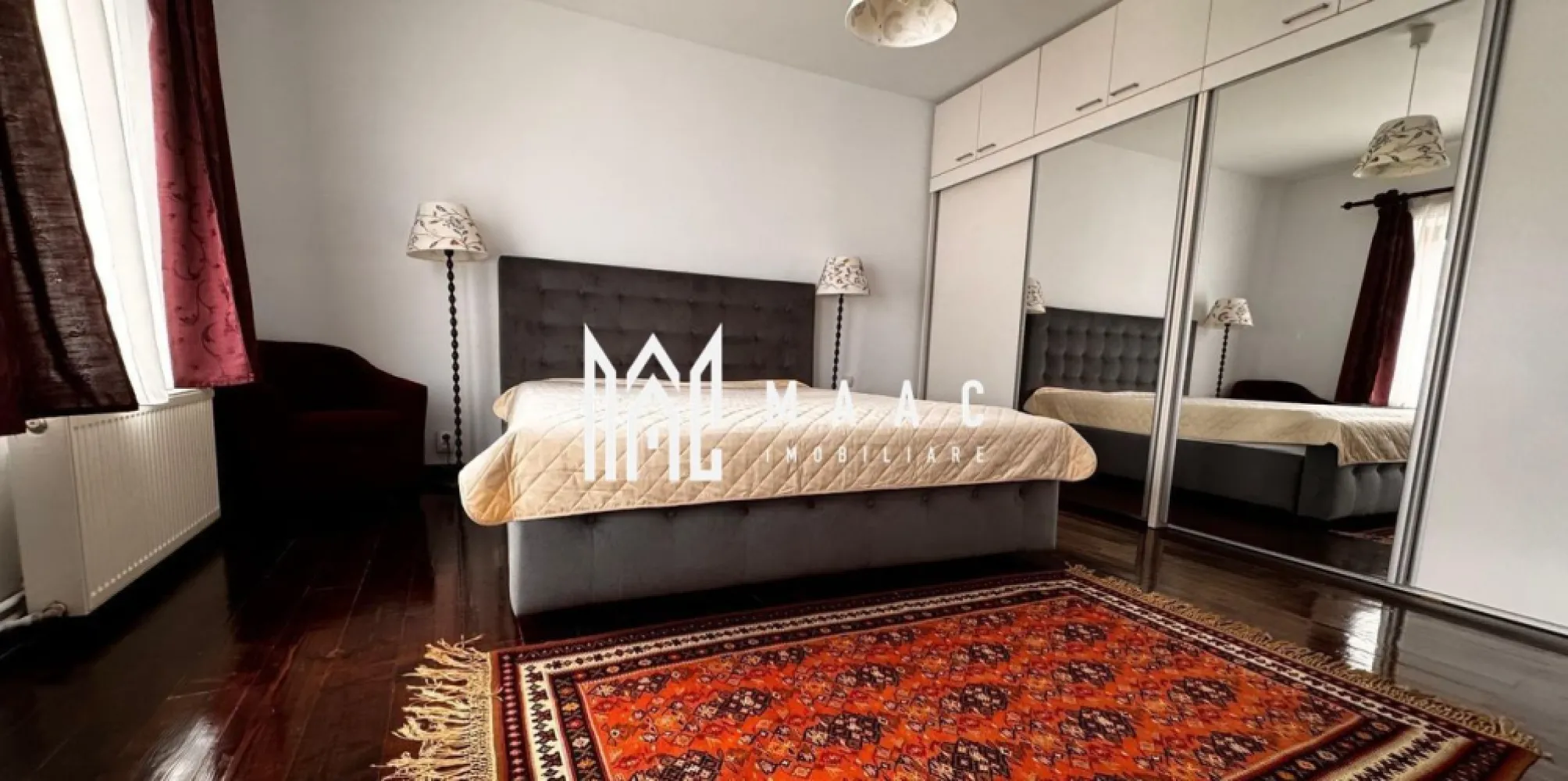 Apartament 3 camere I 90 mpu I 2 Nivele I Zona centrala - MAAC Imobiliare va propune spre vanzare un apartament cu 3 camere, situat in zona ultracentrala a Sibiului, pe 2 niveluri (parter + etaj 1) intr-un imobil tip casa, cu regimul de inaltime P+2E, anul constructiei 1890, pe structura din caramida si beton, consolidat si renovat complet. Apartamentul se afla la 5 minute de mers pe jos de Podul Minciunilor, Piata Mica si Piata Mare si de celalalte obiective majore turistice ale Sibiului. Incalzirea se face prin centrala pe gaz, Viesmann, si are geamuri termopan. La parter se afla bucataria din lemn masiv, complet utilata (cuptor electric, plita pe gaz, hota, masina de spalat vase, frigider cu congelator), zona de dining si baia, cu masina de spalat cu uscator. La etaj se afla zona de living si cele 2 dormitoare. Apartamentul este in stare exceptionala, cu podele, usi, mobilier si scara interioara din lemn masiv si placari cu travertin. Ambele domitoare sunt mobilate. Locuinta este gata pentru a primi viitorii proprietari si se preteaza, avand in vedere zona exceptionala in care se afla, pentru a fi folosit in regim hotelier. Locatia se vinde mobilata si dispune de cota parte din pivnita, 3 dependinte de depozitare, cota parte din curte si pod. Pentru mai multe detalii specificati telefonic ca ati vazut anuntul cu ID:CP2524997. }}