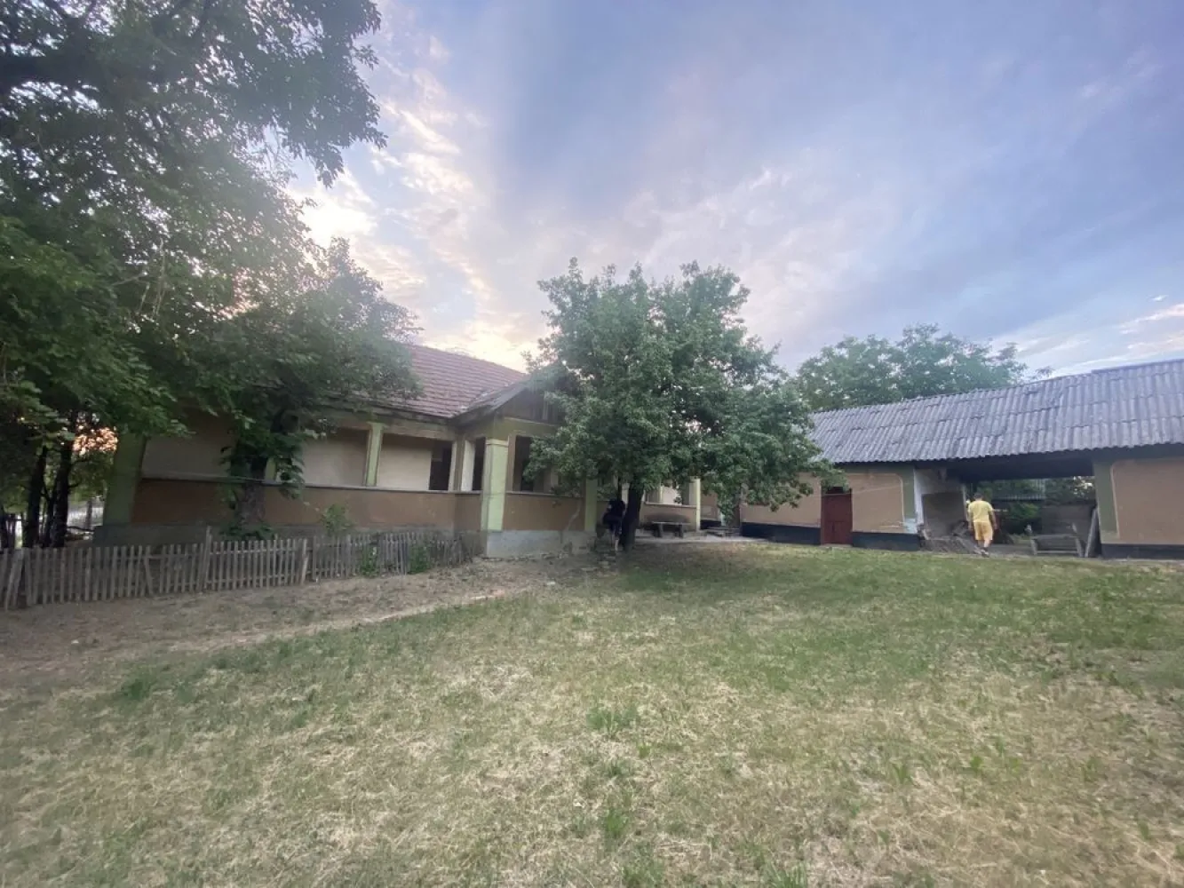 Casa de vanzare, Supuru de Sus - Vând casa in localitatea Supuru de Sus, Jud. Satu Mare, alcătuită din 3 camere spațioase, o Bucătărie + anexe. 
Curtea are o suprafața de 10 ari, iar grădina de 90 ari. ( 1 hectar de teren intravilan, conform CF-ului aferent proprietații).
Pentru mai multe detalii va rugam sa ne contactați la Nr. De telefon 07******72.