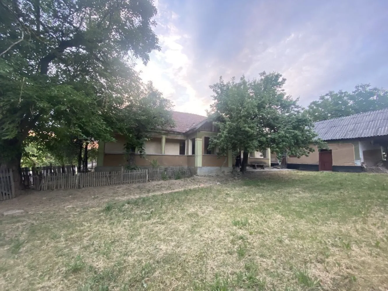 Casa de vanzare, Supuru de Sus - Vând casa in localitatea Supuru de Sus, Jud. Satu Mare, alcătuită din 3 camere spațioase, o Bucătărie + anexe. 
Curtea are o suprafața de 10 ari, iar grădina de 90 ari. ( 1 hectar de teren intravilan, conform CF-ului aferent proprietații).
Pentru mai multe detalii va rugam sa ne contactați la Nr. De telefon 07******72.