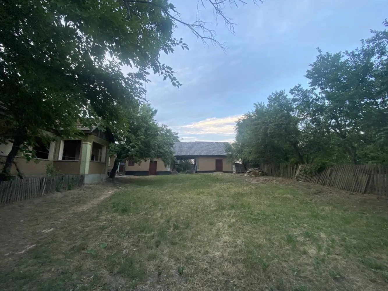 Casa de vanzare, Supuru de Sus - Vând casa in localitatea Supuru de Sus, Jud. Satu Mare, alcătuită din 3 camere spațioase, o Bucătărie + anexe. 
Curtea are o suprafața de 10 ari, iar grădina de 90 ari. ( 1 hectar de teren intravilan, conform CF-ului aferent proprietații).
Pentru mai multe detalii va rugam sa ne contactați la Nr. De telefon 07******72.
