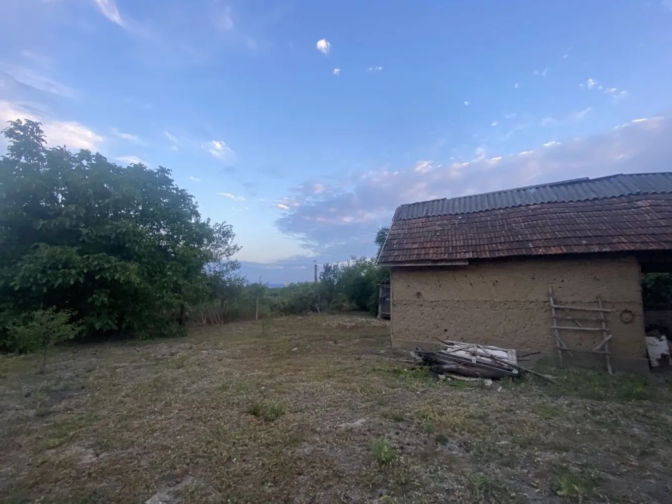 Casa de vanzare, Supuru de Sus - Vând casa in localitatea Supuru de Sus, Jud. Satu Mare, alcătuită din 3 camere spațioase, o Bucătărie + anexe. 
Curtea are o suprafața de 10 ari, iar grădina de 90 ari. ( 1 hectar de teren intravilan, conform CF-ului aferent proprietații).
Pentru mai multe detalii va rugam sa ne contactați la Nr. De telefon 07******72.