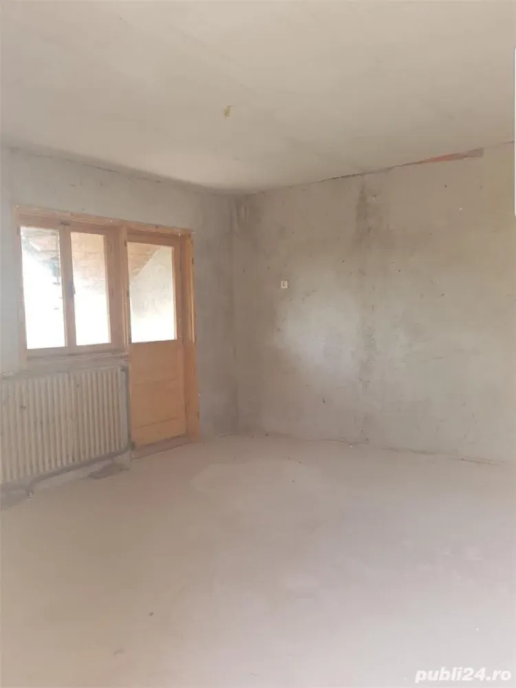 Vand schimb casa, teren Viile Satu Mare cu apartament, casa cu si fara diferenta - Vand schimb casa si teren Viile Satu Mare, teren front 15 m lungime 310, acces 2 parti una la drum asfaltat celalalt la drum pietruit cu perspectiva de asfaltare. Casa P+1 cu beci, terasa si fundatie turnata pentru extindere. Intrarea are livada de pomi acces auto aproximativ 50 metri pana la casa edificata. Suprafata totala 47 ari intravilan. Se vinde la prețul de 57.500 Euro terenul de acces si casa edificata. Suprafata de 47 ari doc parcelare la 80 Euro metru patrat teren, negociabil.
