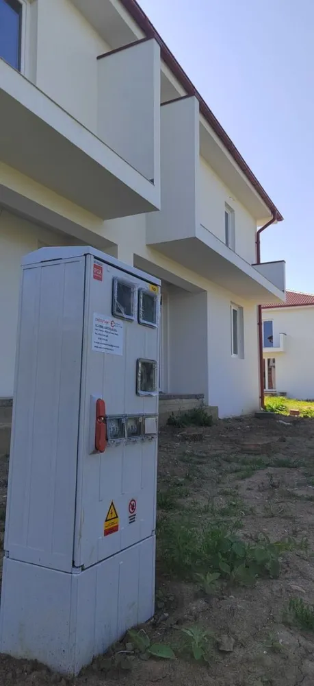 Casă nouă de vânzare - De vânzare casă cu etaj compusă din 3 dormitoare cu ieșire la trei baloane care sunt gresiate și o baie iar la parter este o bucătărie, o baie, o cameră de zi încăpătoare cu ieșire la terasă. 
Pe exterior casa izolată cu polistiren de 10cm iar pe interior este tencuită mecanizat. Suprafața terenului este de 250mp. Casa este branșată la toate utilitățile (apă, canal, gaz, curent) 
Casa este situată în localitatea Odoreu!...cu acces de pe str. Principală
Se acceptă orice tip de finanțare!!! 
Preț 62900euro