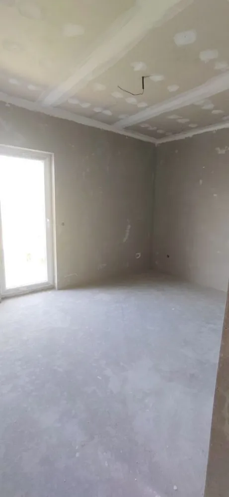 Casă nouă de vânzare - De vânzare casă cu etaj compusă din 3 dormitoare cu ieșire la trei baloane care sunt gresiate și o baie iar la parter este o bucătărie, o baie, o cameră de zi încăpătoare cu ieșire la terasă. 
Pe exterior casa izolată cu polistiren de 10cm iar pe interior este tencuită mecanizat. Suprafața terenului este de 250mp. Casa este branșată la toate utilitățile (apă, canal, gaz, curent) 
Casa este situată în localitatea Odoreu!...cu acces de pe str. Principală
Se acceptă orice tip de finanțare!!! 
Preț 62900euro