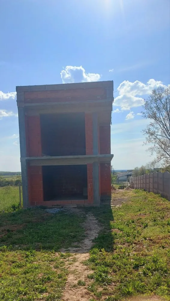 Vând casă în roșu la Viile Satu Mare - Va oferim spre vânzare o casă în roșu în Viile Satu Mare . Acest imobil are acces din doua strazi. Este situată în prima parte a comunei la drumul principal iar pe partea dreaptă exista un drum secundar de unde se poate face intrarea în curte cu autoturismul. Având o suprafață destul de mare de 300 mp si o amplasare foarte bună ofera diverse posibilități. Poate fi facuta usor ca duplex, sediu firma, clinică, spațiu comercial, birouri etc cu o curte generoasa pentru locuri de parcare sau spatii verzi pentru relaxare.... Pretul de vanzare este atractiv si pentr investitorii fiind un pret foarte accesibil si cu ușurință poate aduce profit. Prețul de vânzare este de 75.000 euro usor negociabil. Info la tel 07******72