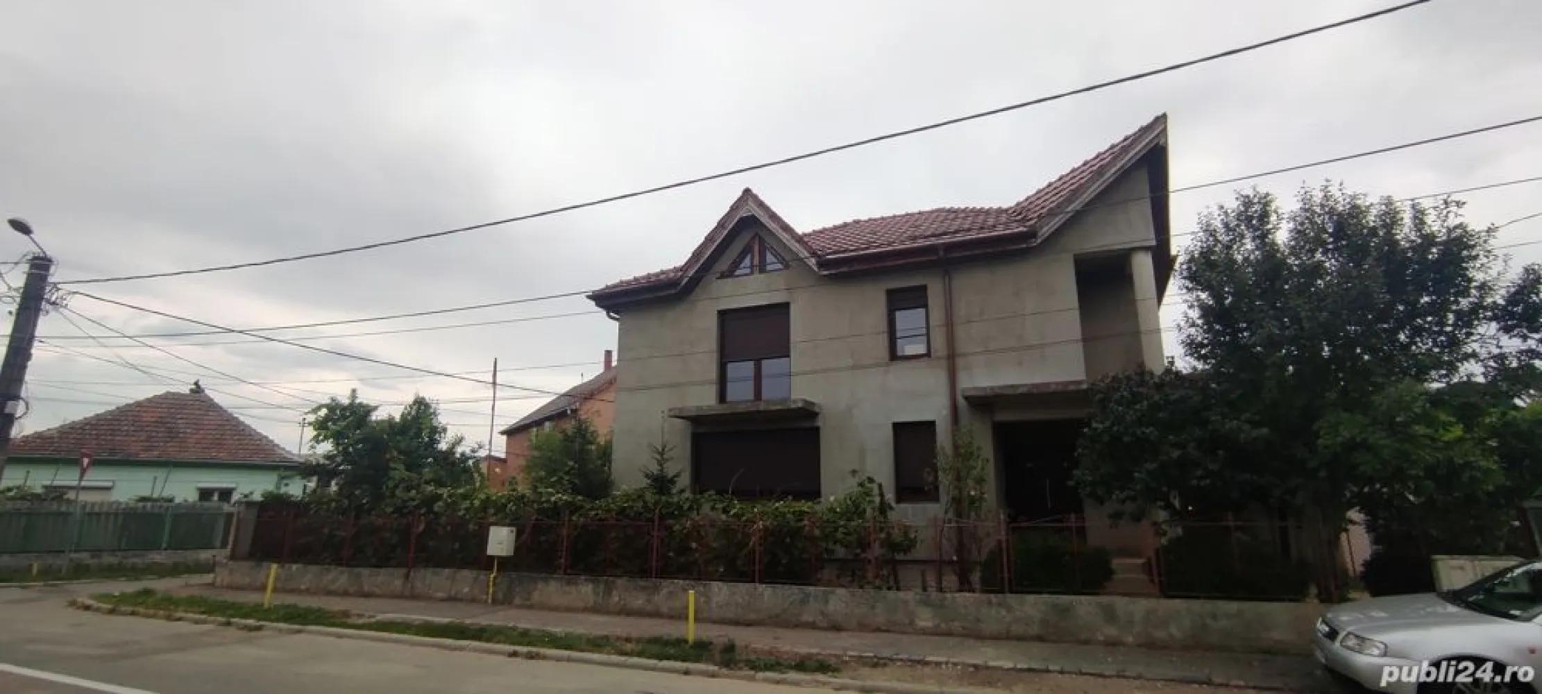 BRASADAS vinde casa in zona Drexlmaier. - Agentia Imobiliara BRASADAS vinde casa cu etaj 198 mp semifinisata cu 3 camere, living, 2 bai , bucătărie, beci, și anexa o casa cu 2 camere bucătărie și baie + garaj. 
Suprafață teren 5.5 ari, in zona foarte buna și linistita.
Www.brasadas.com