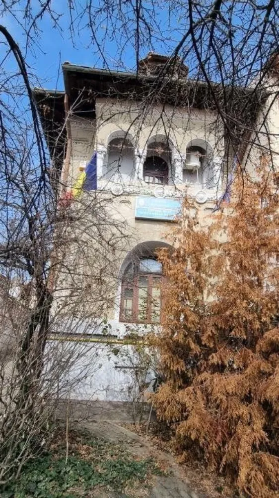 Casa De Vanzare Str Tepes Voda - Casa de Vanzare in Bucuresti, sector 2, Str Tepes nr 7, langa Str Traian.
Casa are urmatorele caracteristici prinicipale:
- Subsol: suprafata contstruita ~68 mp
- Parter: suprafata construita ~ 140 mp
- Etaj: suprafata construita ~ 140 mp
- Mansarda si pod: ~22 mp

Cu teren si gradina de 365 mp

Adresa este str Tepes Voda nr. 7