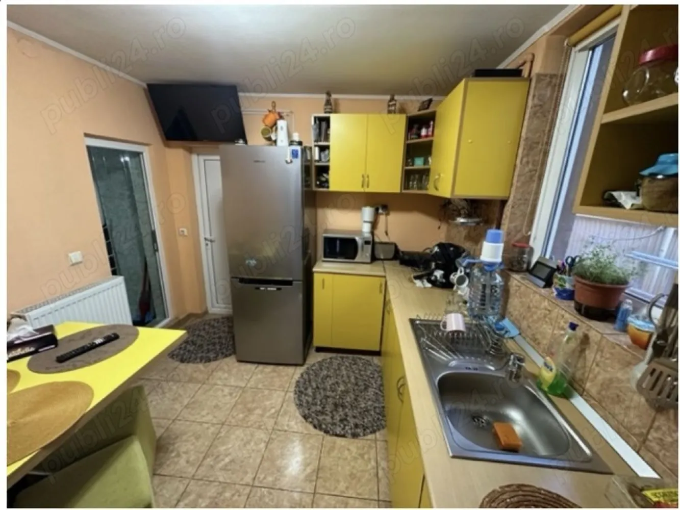 Ag BRASADAS vinde casa 3 cam curte superba Vatra luminoasa. - Agenția BRASADAS vinde casa in Vatra Luminoasa cu 3 camere, amprenta de 76mp si suprafata utila de 54mp.

Dispune de o curte mare, superb amenajata cu o suprafață de 115 mp. 

Casa este compusă din două dormitoare, living, bucătărie închisă și un grup sanitar. 

Imobilul se vinde complet utilat și mobilat.