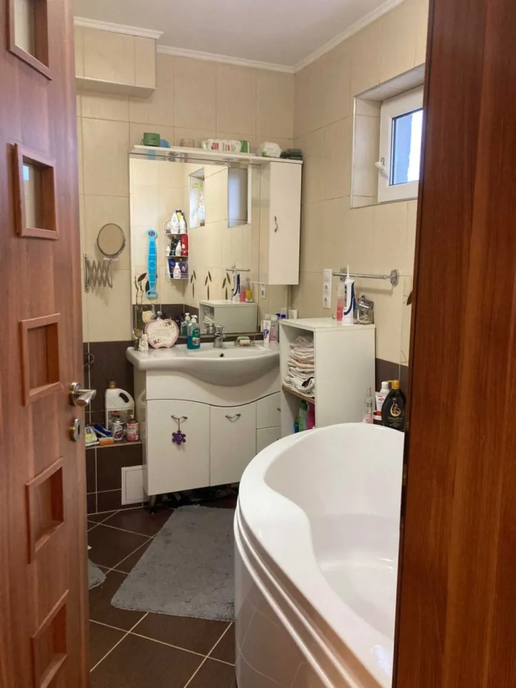 Apartament 3 camere - Vand apartament cu 3 camere, semidecomandat, pe strada Arinului colt cu Careiului, etajul 4, cu acoperis, din caramida. 
Apartamentul a fost renovat complet : instalatia electrica schimbata, geamuri termopane, centrala termica, aer conditionat. 
Balcon, beci privat de 6mp cu curent gresie rafturi, uscatorie comuna pentru depozitare.
Este situat intr-o zona linistita cu o priveliste minunata.
Este complet mobilat si utilat gata sa te primeasca.
In apropiere este Auchan, KFC, benzinărie, spital, piata, statie de bus in fata scarii, scoala. 
Cine este interesat il rog sa ma contacteze la nr. de tel. 07******79 sau 07******63.
