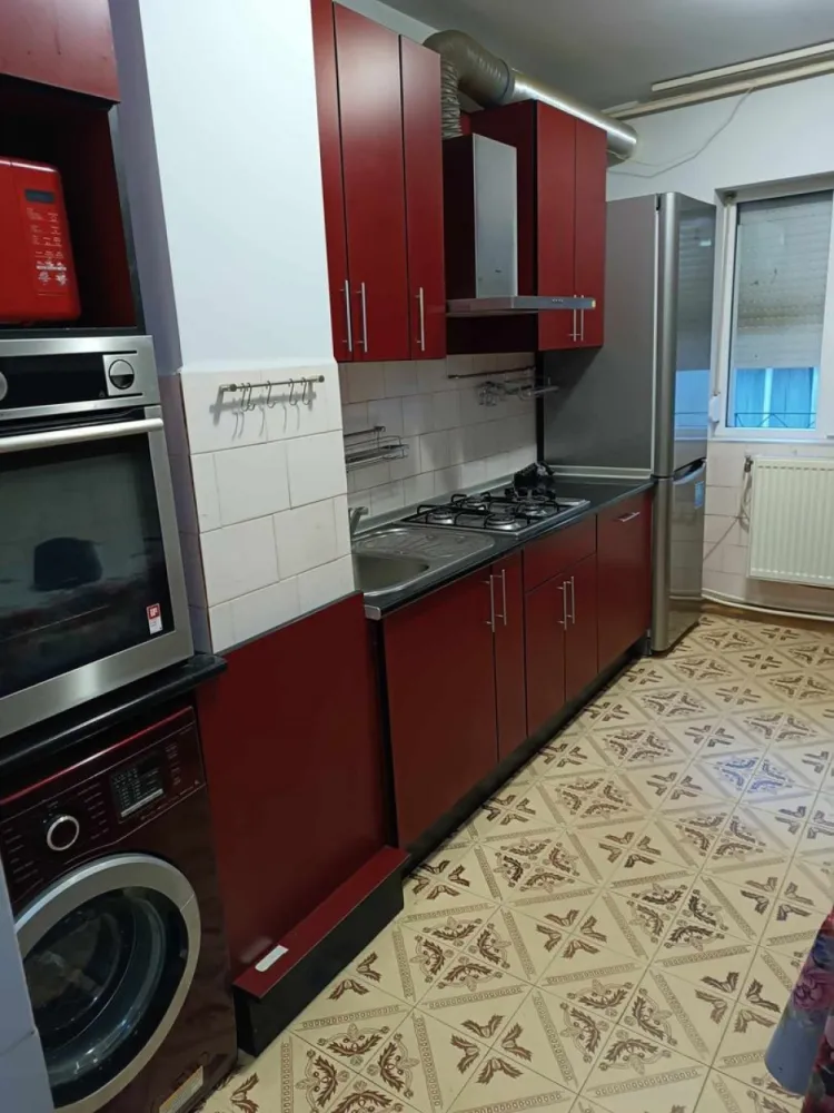 Apartament 3 camere, Aleea Ipotesti, Solidaritatii - Agentia Imobiliara BRASADAS vinde apartament cu 3 camere etaj 3/4, bloc din caramida, suprafata utila 66m2, impreuna cu Garaj (cu C.F) situat in Cartierul Solidaritatii.
Apartamentul dispune de 3 camere decomandate, baie, bucătărie, balcon închis cu geamuri termopan. Se vinde cu electrocasnice si mobilierul din poze. Include beci.
Se vinde doar impreuna cu garajul din fata blocului
Incalzire centrala termică gaz. 
Aer conditionat mini split.
Www.brasadas.com.