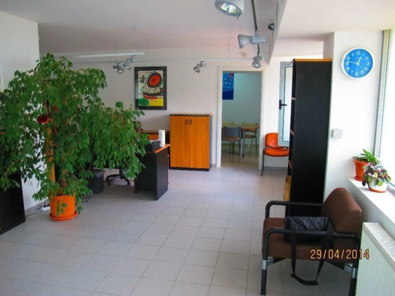 OCAZIE Spatiu Comercial Herastrau/Aviatiei - OCAZIE Se vinde spatiu comercial în zona Herastrau, bloc nou an 2006, suprafață imensa - 188mp utili.
Avem 139mp parter si 49mp subsol, centrala proprie pe gaz, retea climatizare, contract de inchiriere existent pana in 2028. 
Pret 395000EUR