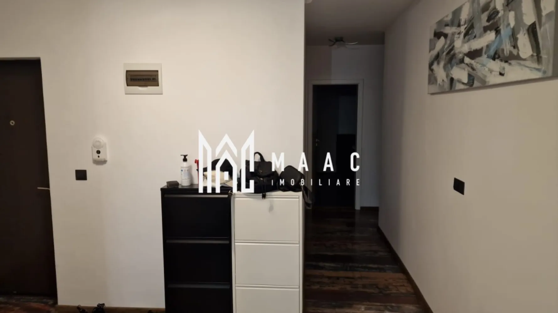 Penthouse 3 camere I 95 MPU I 2 Terase I Selimbar - 🌟 MAAC Imobiliare vă propune spre vânzare un penthouse spectaculos, situat în Șelimbăr, la etaj retras (3/3), cu o panoramă superbă asupra Munților Făgăraș. 📐 Suprafață generoasă și compartimentare ideală: • 2 dormitoare, dintre care unul cu baie proprie și fereastră de aerisire • Living spațios cu bucătărie open-space • Încă o baie complet utilată • 2 terase:  ◦ una de 40 mp, avand un foișor închis, încălzit, cu șemineu electric – perfect pentru relaxare sau zonă de fumat  ◦ una de 15 mp, ideală pentru momentele de liniște în aer liber ☀️ Orientarea și etajul retras oferă luminozitate naturală excelentă și vedere panoramică de excepție. 🏡 Un imobil modern, într-o zonă rezidențială liniștită, ideal atât ca locuință permanentă, cât și ca investiție pentru închiriere în regim hotelier. 📞Pentru mai multe informații și programări la vizionare, vă rugăm să menționați ID anunț: CP2524703 }}