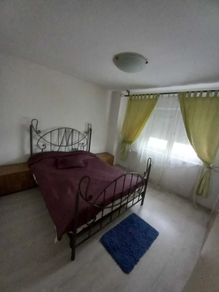 Apartament 2 camere sector 3 Mihai Bravu - Proprietar, inchiriez apartament 2 camere, decomandat, situat in Bucuresti-Sos. Mihai Bravu in rond la Baba Novac, in spatele Pietei Alba Iulia, la cateva min. de b- dul Decebal, utilat complet, semidecomandat, mobilat, bucatarie open, aer conditionat, canapea extensibila, usa metalica, vedere spate, fara zgomot si trafic, scara curata, lift nou cu camera de vedere, bloc intretinut si linistit, sector 3, la 3 min Spitalul Victor Babeș, 5 min. de metrou Dristor sau metrou P-ta Muncii, 10 min Mall Vitan, Parc IOR sau P-ta Alba Iulia, 5 min. Mega Image carrefour. Tranvai, troleu si autobuz la 1 min. Mai multe informatii in privat sau la telefon . Rog seriozitate! NU PLATESTE COMISION LA AGENTII